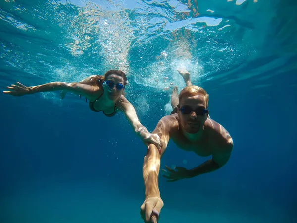 Cheerful Couple Having Fun Underwater — Stock Photo, Image