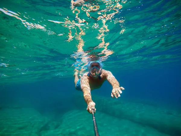Junger Mann Schwimmt Unter Wasser Und Macht Selfie Mit Selfiestick — Stockfoto