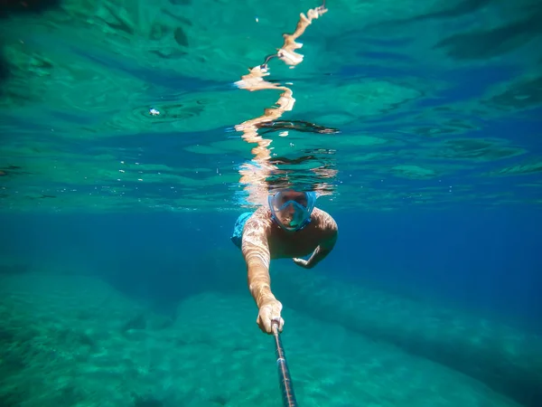 Junger Mann Schwimmt Unter Wasser Und Macht Selfie Mit Selfiestick — Stockfoto