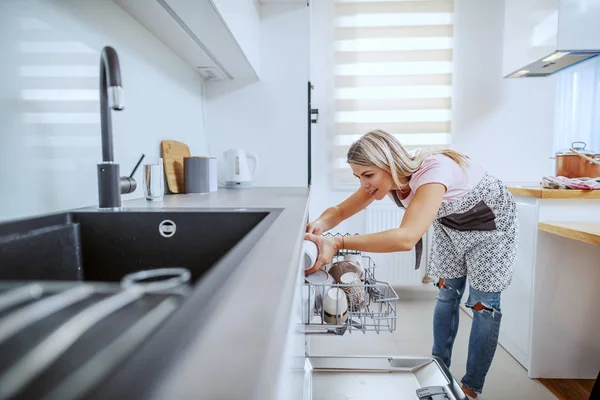 Waardige Kaukasische Blonde Huisvrouw Schort Staan Huiselijke Keuken Zet Gerechten — Stockfoto