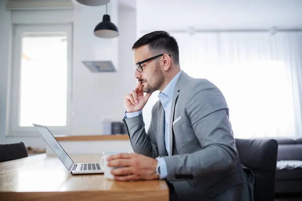 Vista Lateral Del Guapo Hombre Negocios Caucásico Sin Afeitar Traje — Foto de Stock