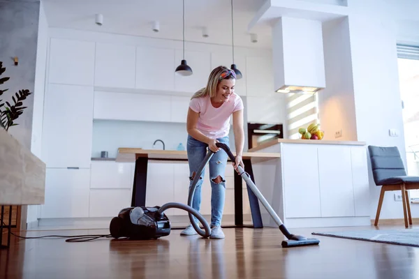 Senyum Ceria Ibu Rumah Tangga Pirang Kaukasia Menggunakan Vacuum Cleaner — Stok Foto