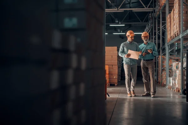 Ceo Gehen Lager Mit Supervisor Und Sprechen Analyse Der Verkaufsstatistiken — Stockfoto