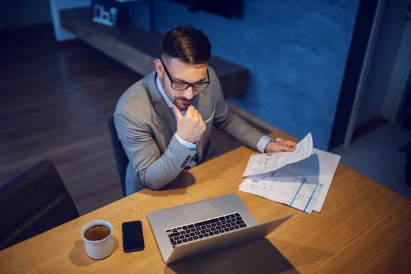 Atractivo Elegante Caucásico Pensativo Hombre Negocios Sin Afeitar Traje Con — Foto de Stock