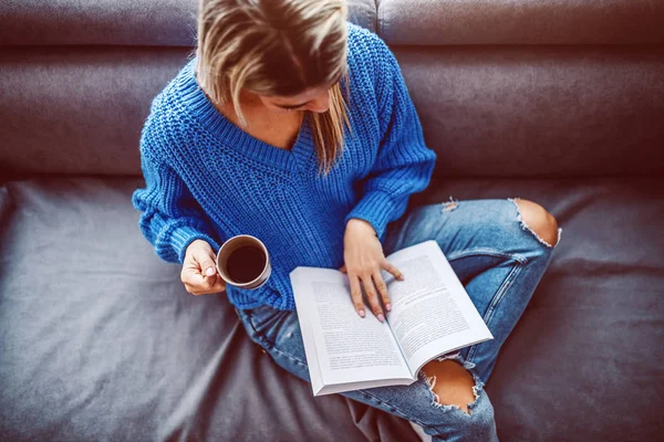 Bovenaanzicht Van Blonde Kaukasische Jonge Vrouw Trui Zittend Bank Woonkamer — Stockfoto