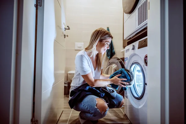 Glimlachende Blanke Blonde Waardige Huisvrouw Gekleed Casual Hurken Badkamer Het — Stockfoto