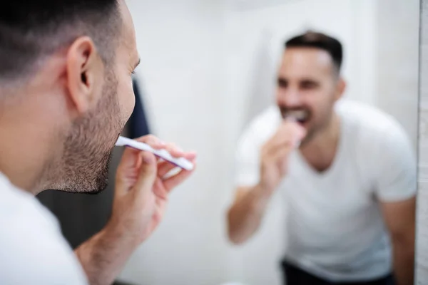 Achteraanzicht Van Een Knappe Man Die Morgens Zijn Tanden Poetst — Stockfoto