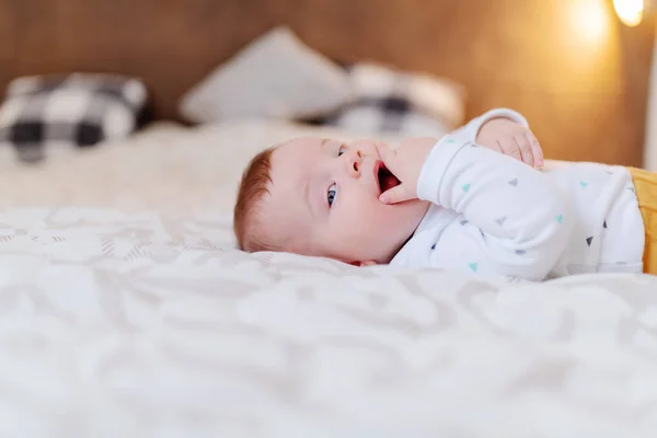 Vista Lateral Bonito Menino Seis Meses Caucasiano Deitado Cama Bocejando — Fotografia de Stock