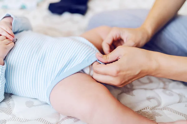 Primer Plano Madre Cariñosa Sentada Cama Dormitorio Cambiándose Traje Bebé —  Fotos de Stock