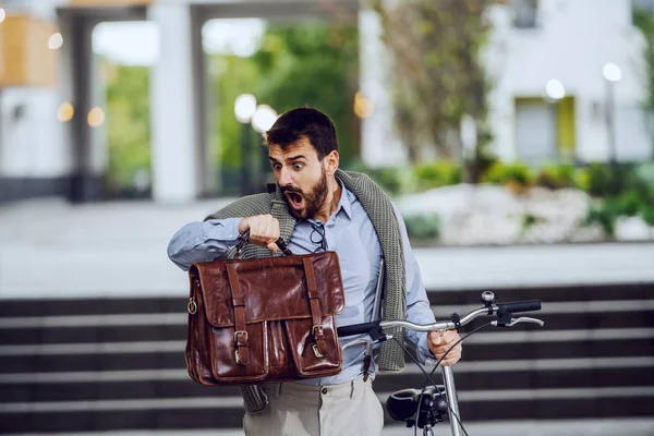Όμορφος Καυκάσιος Επιχειρηματίας Που Κρατάει Χαρτοφύλακά Του Σπρώχνει Ποδήλατο Κοιτάει — Φωτογραφία Αρχείου