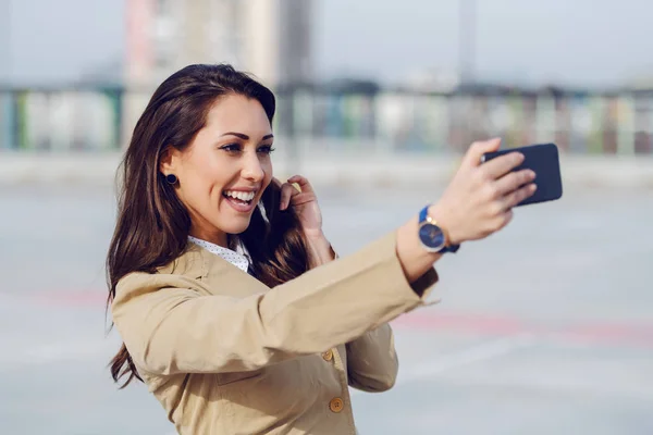 Mooie Kaukasische Brunette Beige Jas Staan Buiten Het Nemen Van — Stockfoto