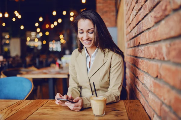 Retrato Hermosa Morena Caucásica Vestida Elegante Informal Sentado Cafetería Uso — Foto de Stock