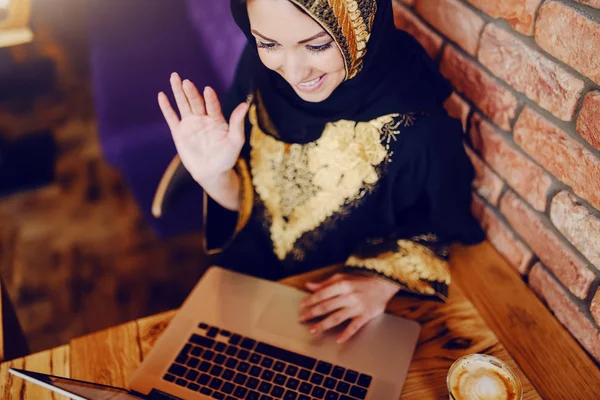 Bovenaanzicht Van Prachtige Glimlachende Moslimvrouw Gekleed Traditionele Kleding Zittend Cafe — Stockfoto