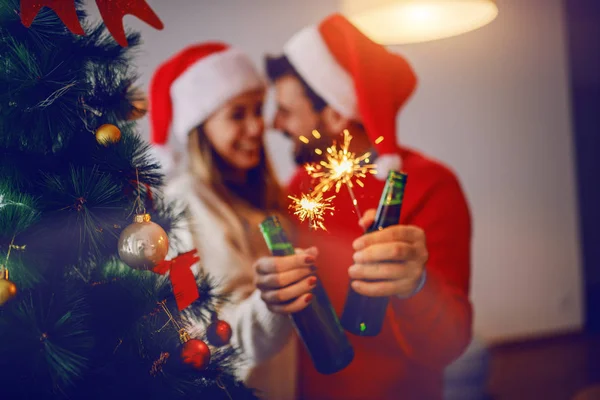 Atractiva Pareja Caucásica Enamorada Sosteniendo Chispas Botellas Cerveza Mientras Está — Foto de Stock