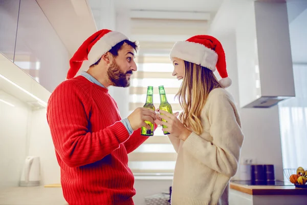 Boční Pohled Roztomilý Mladý Kavkazský Pár Santa Klobouky Hlavách Drží — Stock fotografie