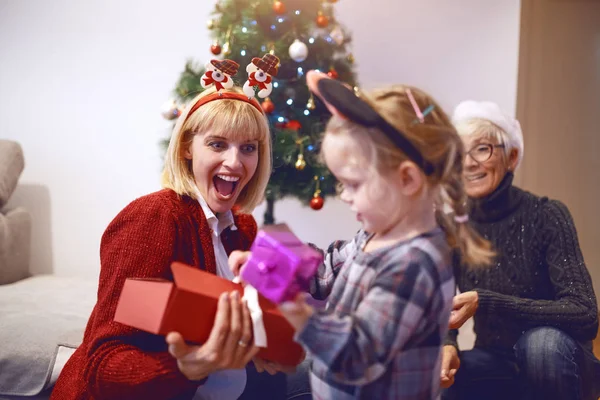Incrível Jovem Mãe Com Recebimento Presente Natal Sua Filha Amorosa — Fotografia de Stock
