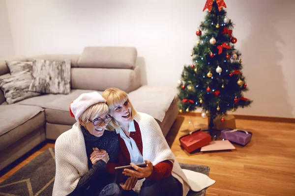 Glückliche Seniorin Mit Weihnachtsmütze Auf Dem Kopf Die Mit Ihrer — Stockfoto
