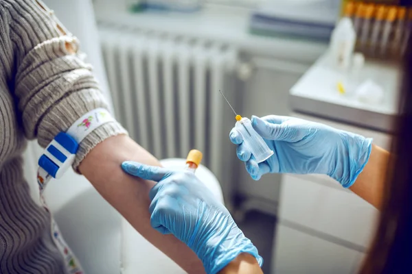 Laborassistentin Mit Sterilen Gummihandschuhen Die Nadel Der Hand Halten Und — Stockfoto