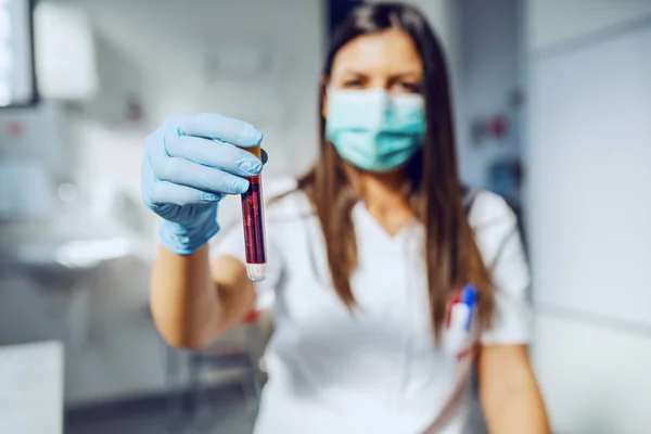 Belo Assistente Laboratório Caucasiano Segurando Tubo Teste Com Sangue Enquanto — Fotografia de Stock