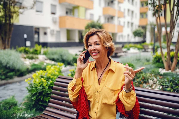 Gyönyörű Vidám Fehér Idős Rövid Szőke Hajjal Padon Parkban Telefonon — Stock Fotó