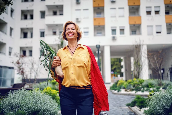 Atractiva Mujer Mayor Rubia Caucásica Moda Con Bufanda Caminando Parque — Foto de Stock