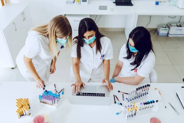 Small Group Dedicated Caucasian Female Lab Assistants Using Laptop Modern — Stock Photo, Image