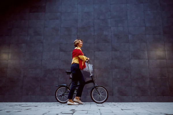 Volle Länge Der Wunderschönen Gesunden Blonden Kaukasischen Seniorin Schiebt Fahrrad — Stockfoto