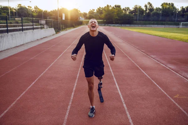 Sportig Stilig Kaukasisk Handikappad Man Med Konstgjorda Ben Står Kapplöpningsbanan — Stockfoto