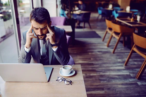 Nervioso Caucásico Guapo Barbudo Hombre Negocios Traje Sentado Cafetería Sosteniendo — Foto de Stock