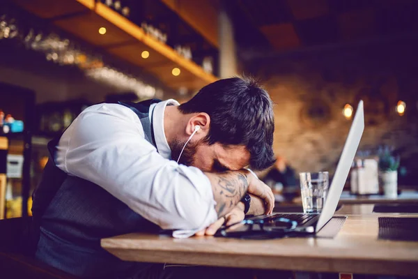 Deprimido Guapo Hombre Negocios Caucásico Acaba Tener Conversación Incómoda Sobre —  Fotos de Stock