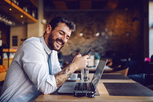 Jeune Beau Caucasien Souriant Tatoué Élégant Homme Affaires Chemise Cravate — Photo