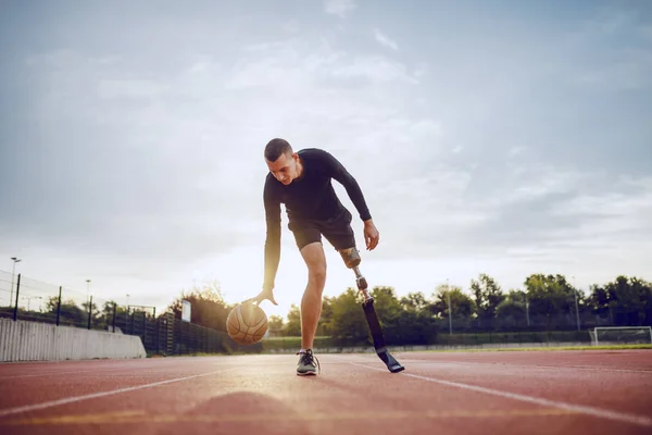 Volledige Lengte Van Sportieve Blanke Gehandicapte Man Sportkleding Kunstbeen Dribbelen — Stockfoto