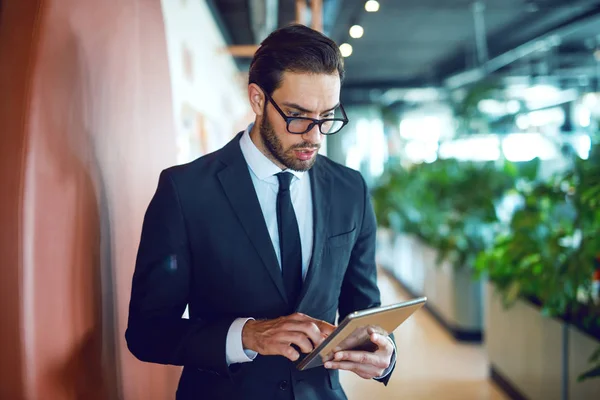 Stunned Handsome Caucasian Businessman Suit Eyeglasses Using Tablet While Standing — Stock Photo, Image