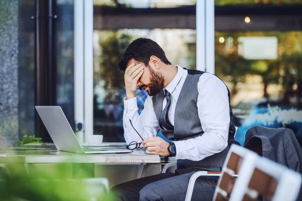 Nervioso Caucásico Guapo Barbudo Hombre Negocios Traje Sentado Cafetería Sosteniendo —  Fotos de Stock