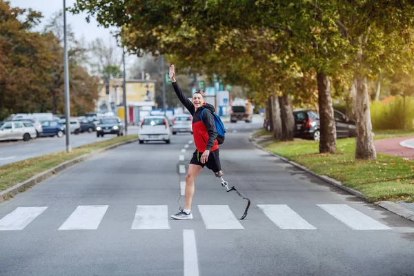 Teljes Hosszában Jóképű Fehér Mozgássérült Sportoló Sportruházatban Műlábbal Hátizsákkal Utcán — Stock Fotó