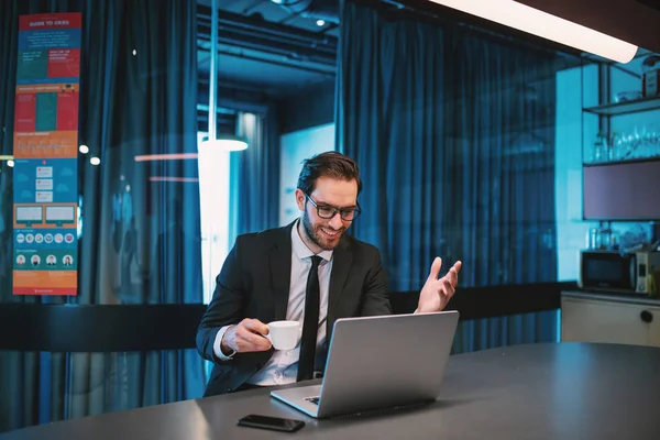 Atractivo Optimista Caucásico Barbudo Hombre Negocios Traje Con Gafas Vista — Foto de Stock