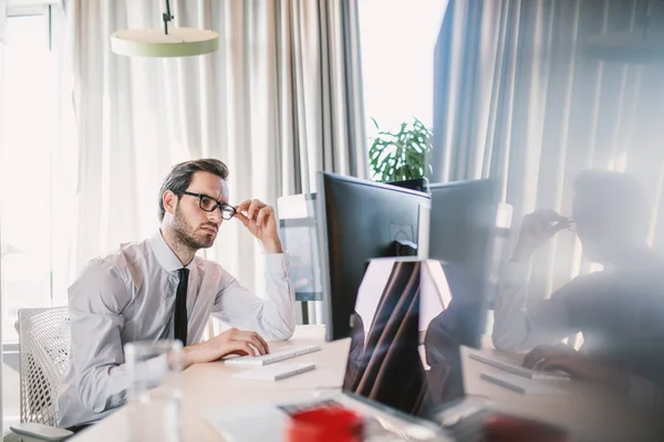 Employé Caucasien Travailleur Chemise Cravate Avec Des Lunettes Assis Bureau — Photo