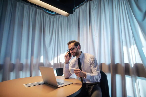 Atractivo Exitoso Ambicioso Hombre Negocios Caucásico Camisa Corbata Con Gafas — Foto de Stock