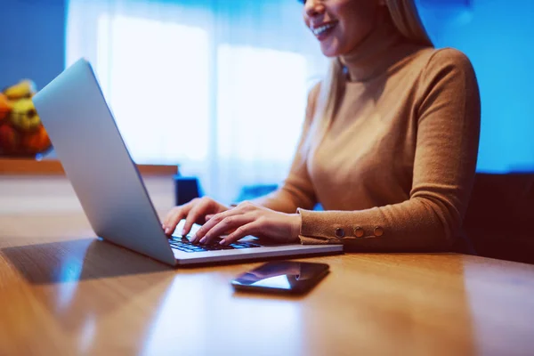 Imagen Recortada Atractiva Mujer Rubia Caucásica Suéter Sentado Mesa Comedor —  Fotos de Stock