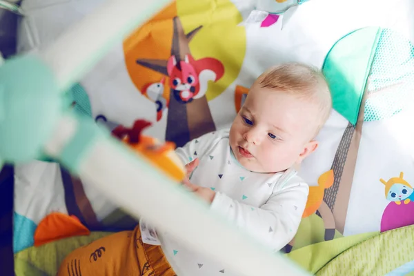 Para Ver Curioso Niño Seis Meses Vestido Traje Cuerpo Acostado — Foto de Stock