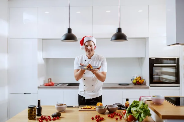 Alegre Atractivo Chef Caucásico Uniforme Con Sombrero Santa Placa Retención — Foto de Stock