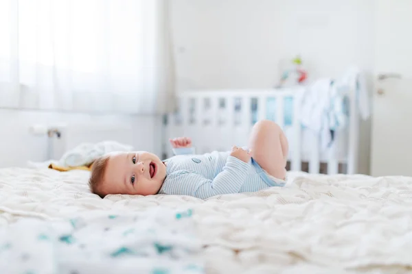 Vista Lateral Adorable Gordita Niño Seis Meses Acostado Cama Sonriendo — Foto de Stock