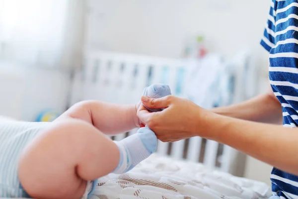 Şefkatli Beyaz Bir Annenin Bebek Ayaklarına Küçük Çoraplar Giydirmesine Yakın — Stok fotoğraf