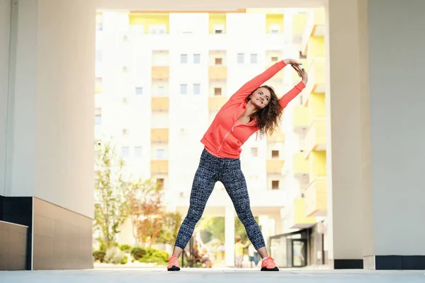 Volle Länge Der Sportlichen Kaukasischen Frau Sportbekleidung Stretching Und Bücken — Stockfoto