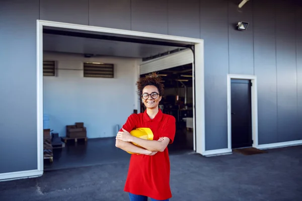 Succesvolle Blanke Glimlachende Vrouwelijke Werknemer Die Voor Drukkerij Staat Met — Stockfoto