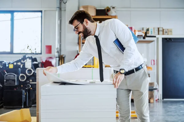 Ingegnere Grafico Con Barba Caucasica Sorridente Con Occhiali Camicia Cravatta — Foto Stock