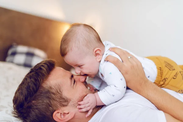 Sonriente Padre Guapo Caucásico Acostado Cama Dormitorio Sosteniendo Adorable Hijo —  Fotos de Stock