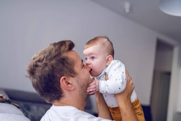 Primer Plano Adorable Niño Caucásico Meses Mordiendo Nariz Papá Guapo —  Fotos de Stock