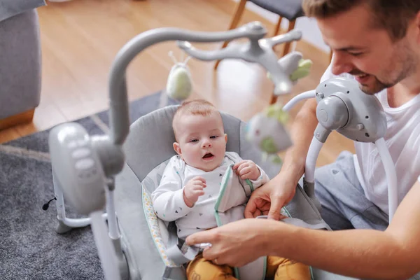 Guapo Sonriente Joven Papá Caucásico Poniendo Adorable Hijo Meses Una —  Fotos de Stock