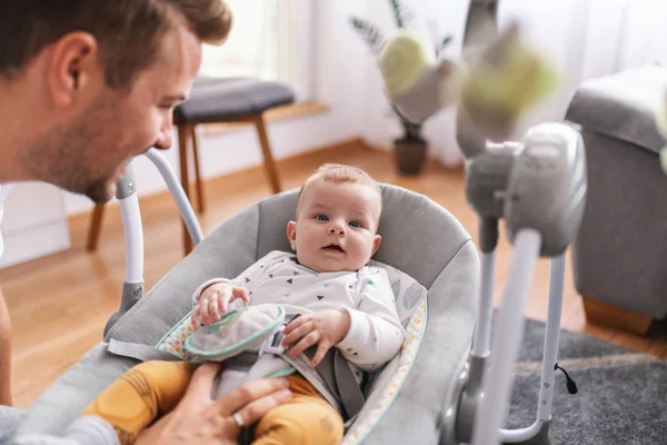 Guapo Cariñoso Caucásico Joven Padre Jugando Con Adorable Meses Edad —  Fotos de Stock